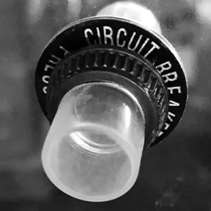 Cubierta protectora del interruptor automático