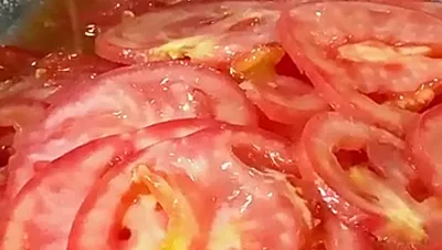 Corte de tomate en rodajas