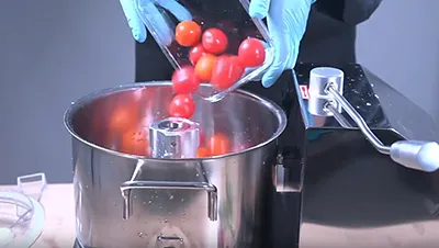 Corte de tomates en cubos